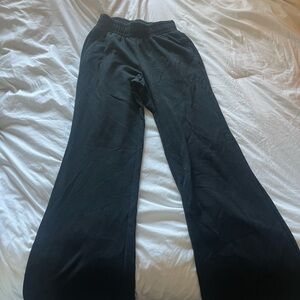 I’m selling black sweatpants i brought from target and never wore !
